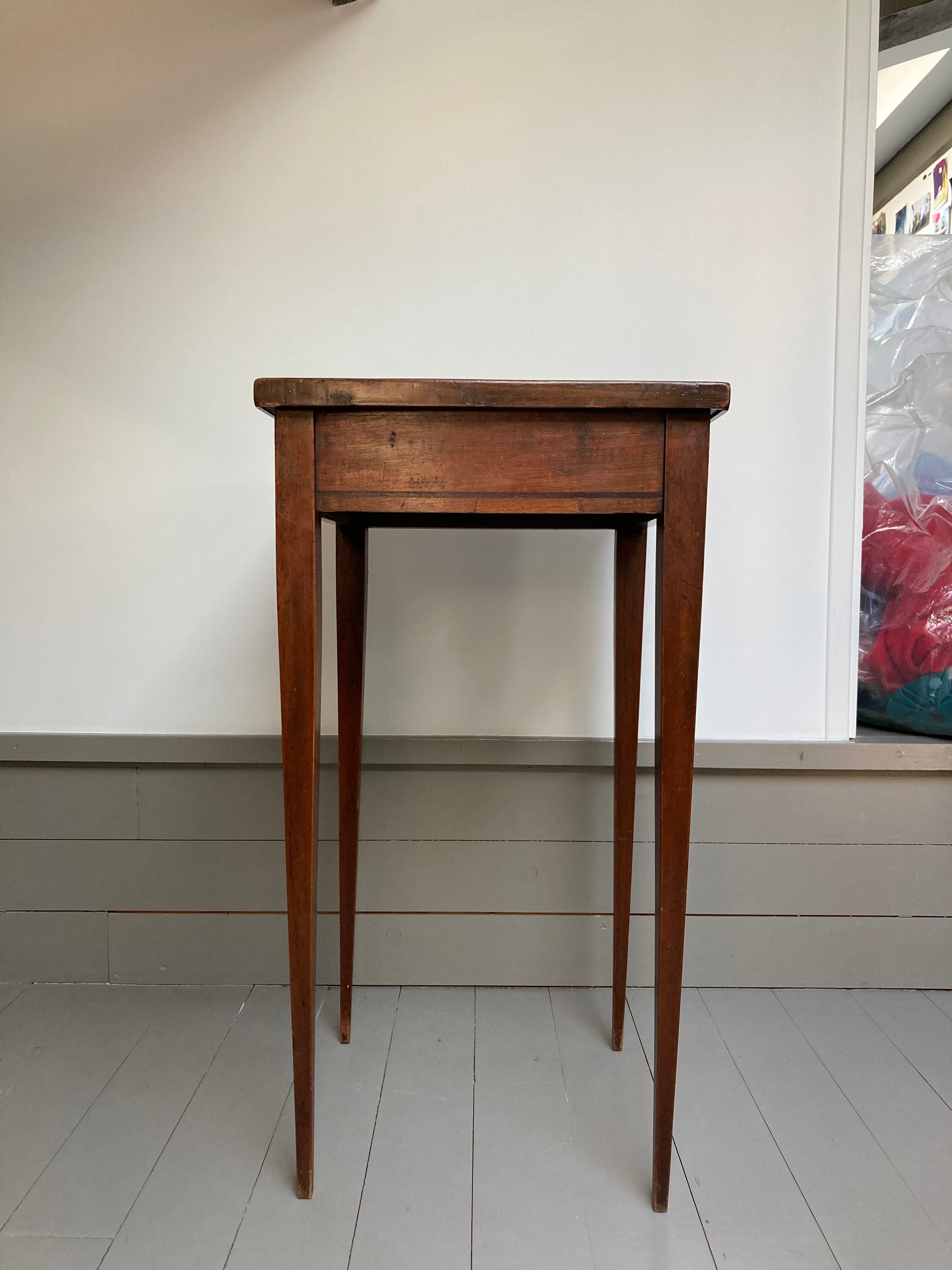 Table serves a pedestal