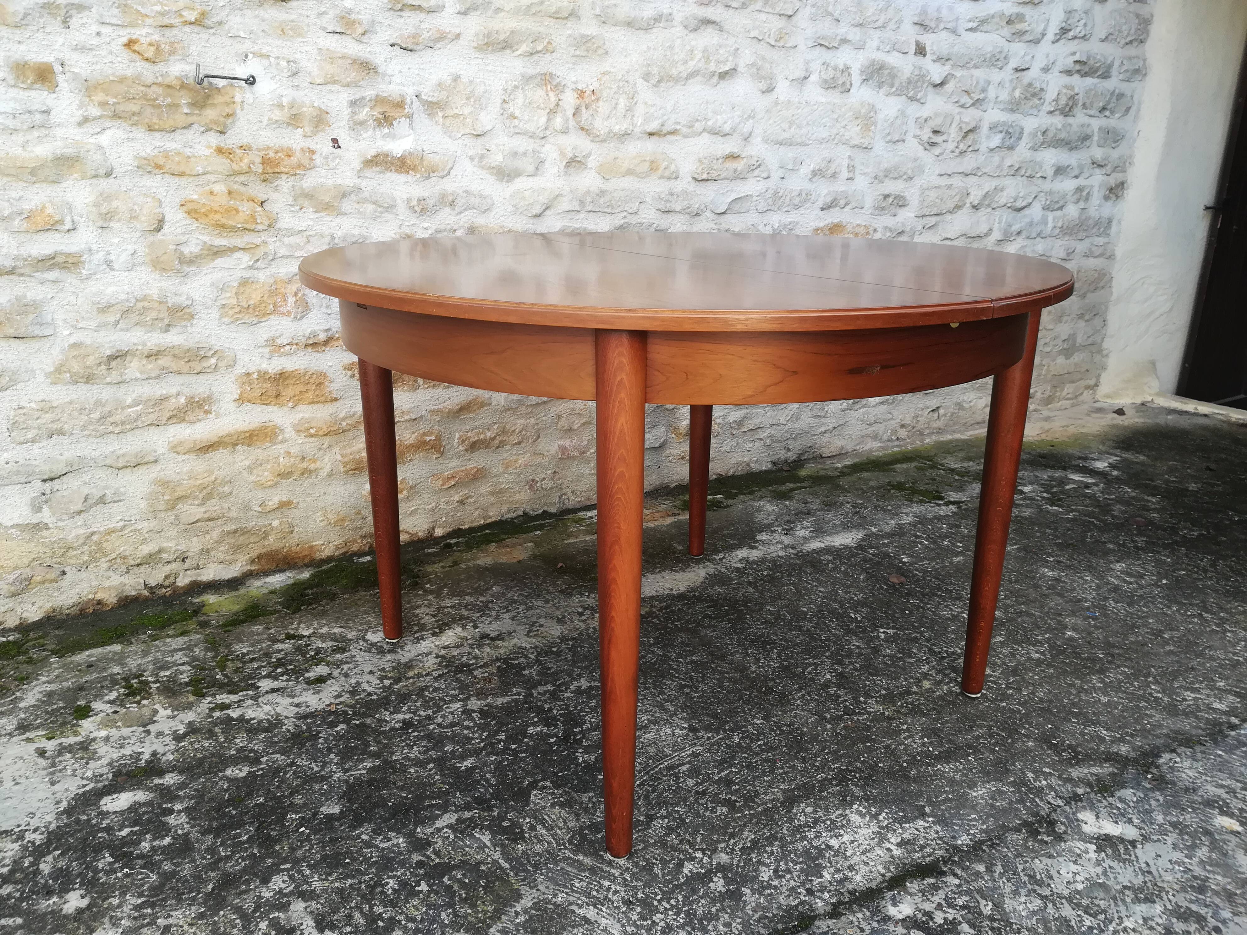 Scandinavian table with extension