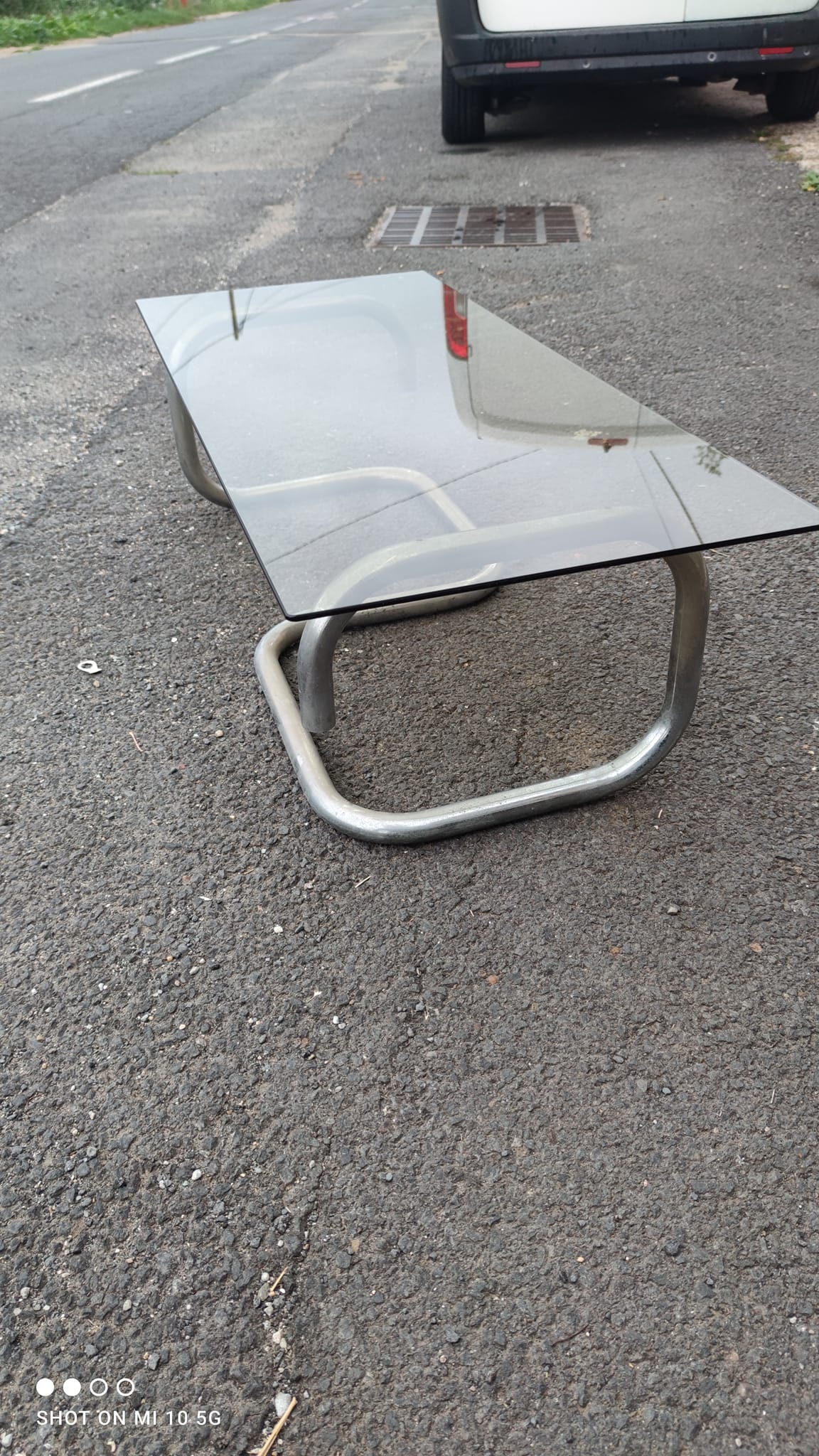 Table basse en acier chromé et verre fumé vers 1970
