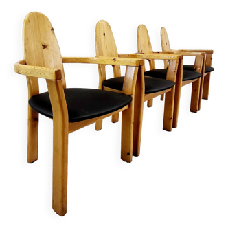 quatre chaises en pin avec accoudoirs
