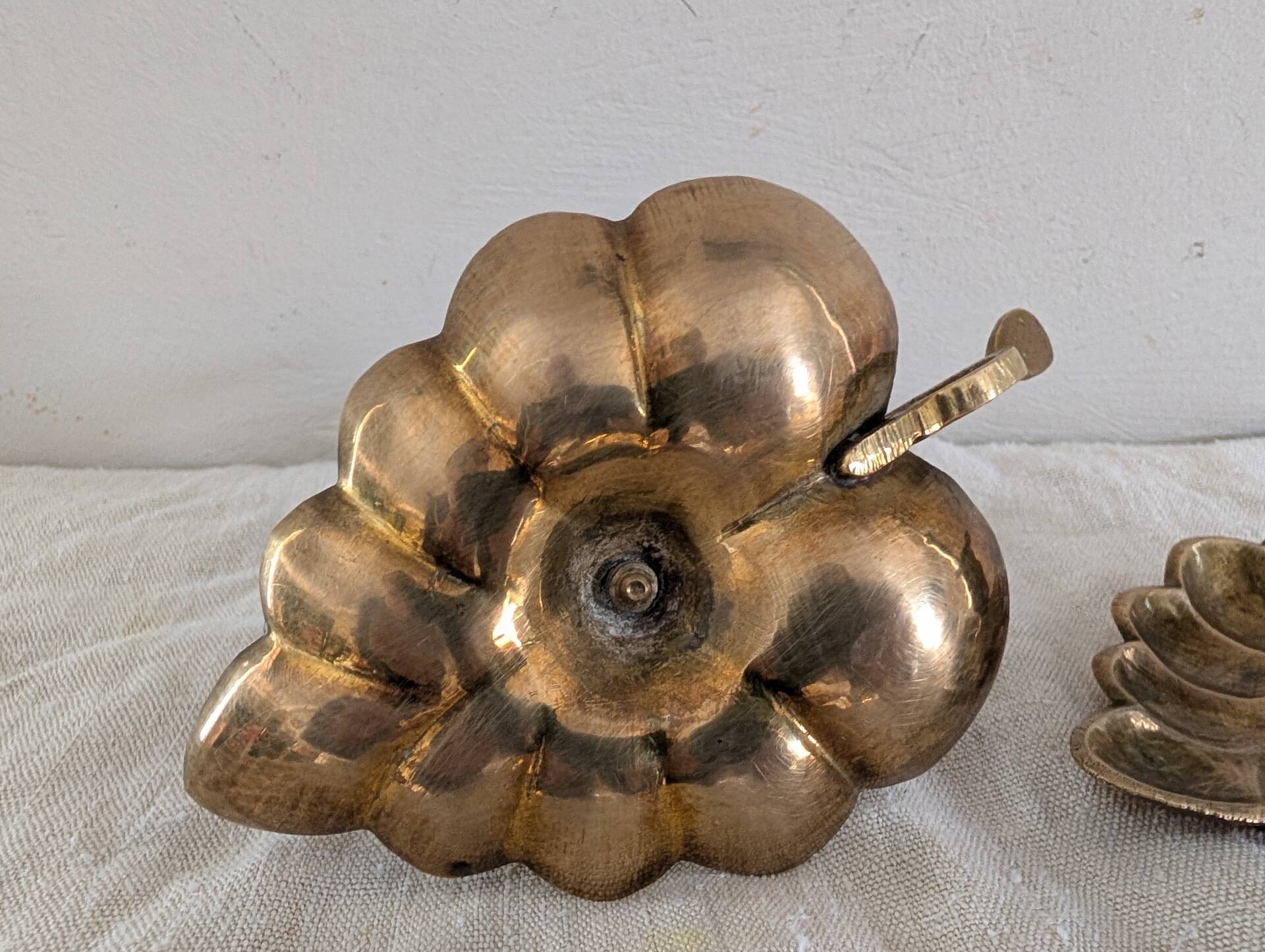 Pair of brass candle holders in the shape of a leaf – 1960s