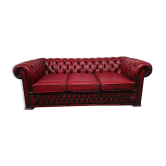 Three-seater red leather chesterfield sofa