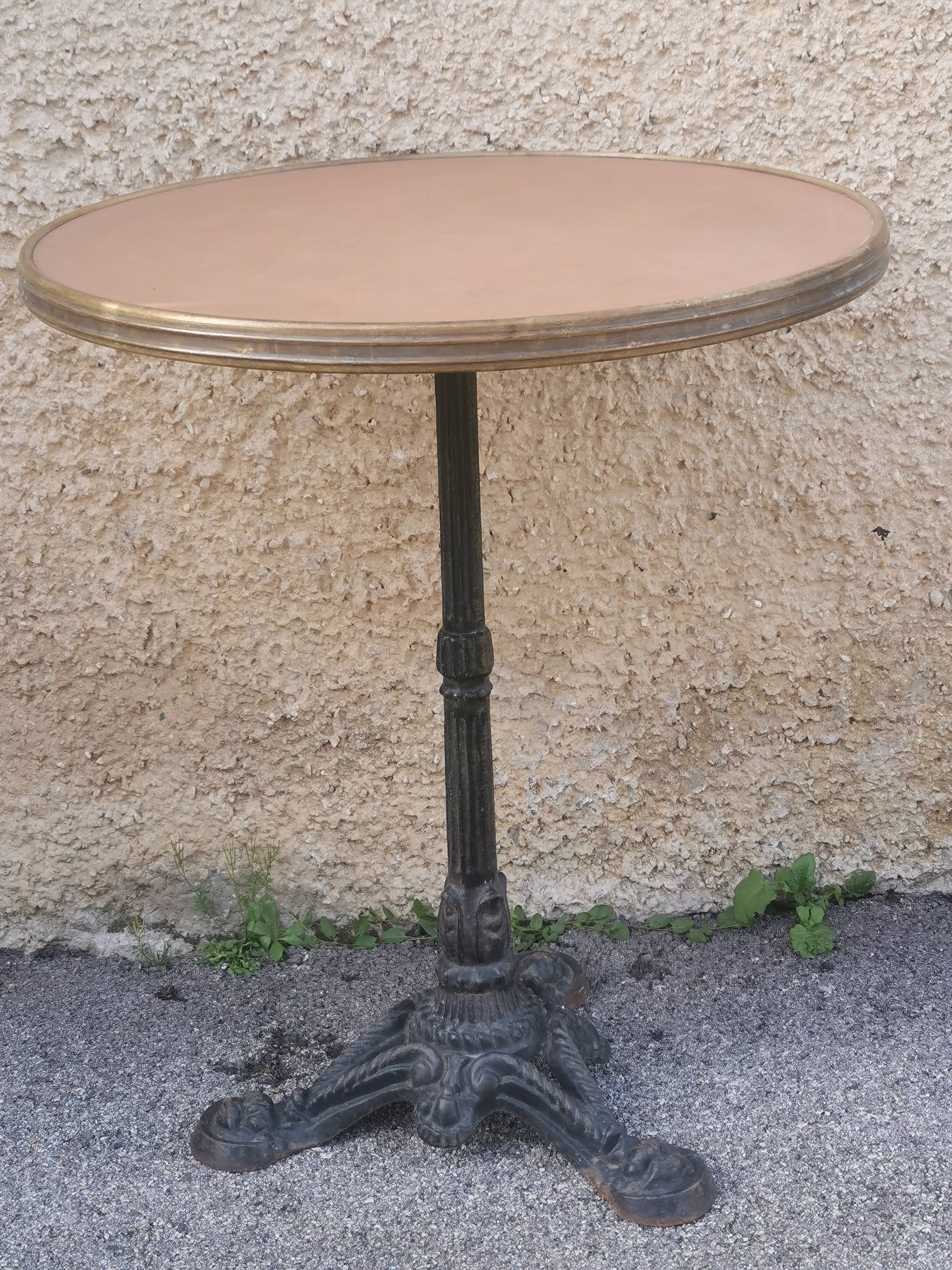 Table vintage de bistrot parisien