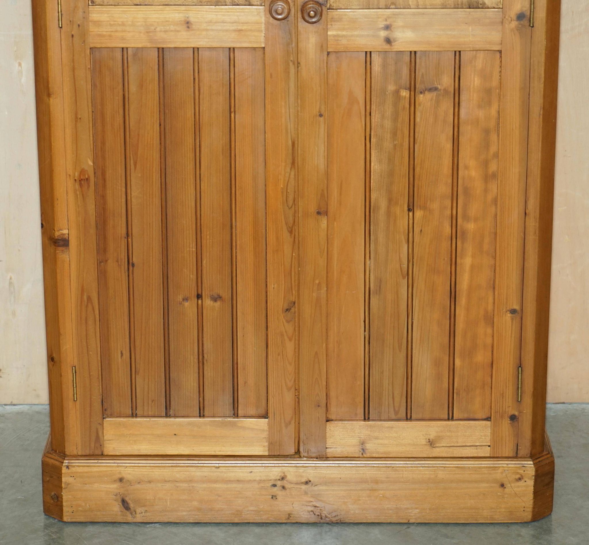 Armoire vintage sculptée main style Art Nouveau