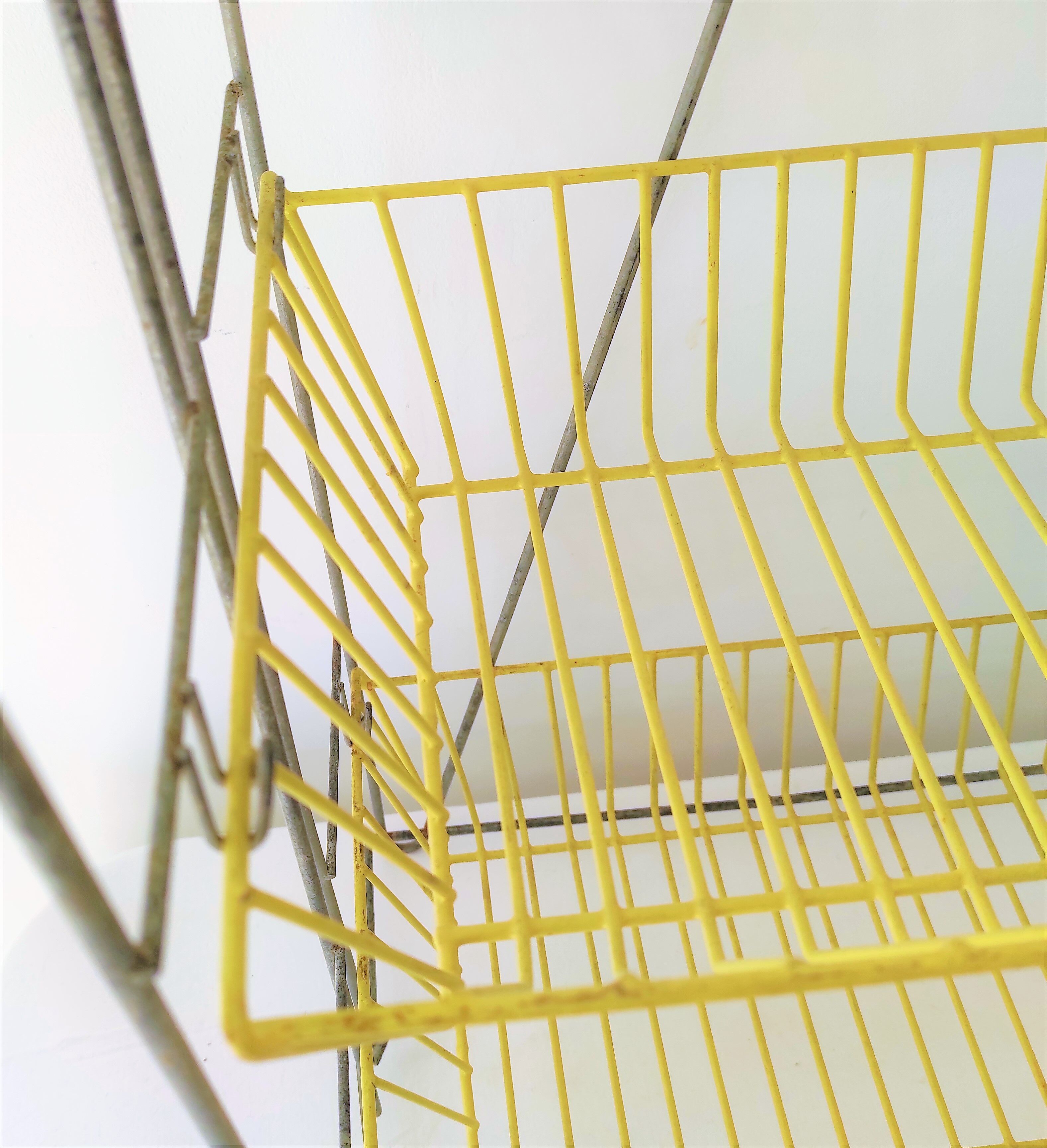 Étagère Caddie à accrochée ou à posée avec 3 paniers amovibles en fil jaune