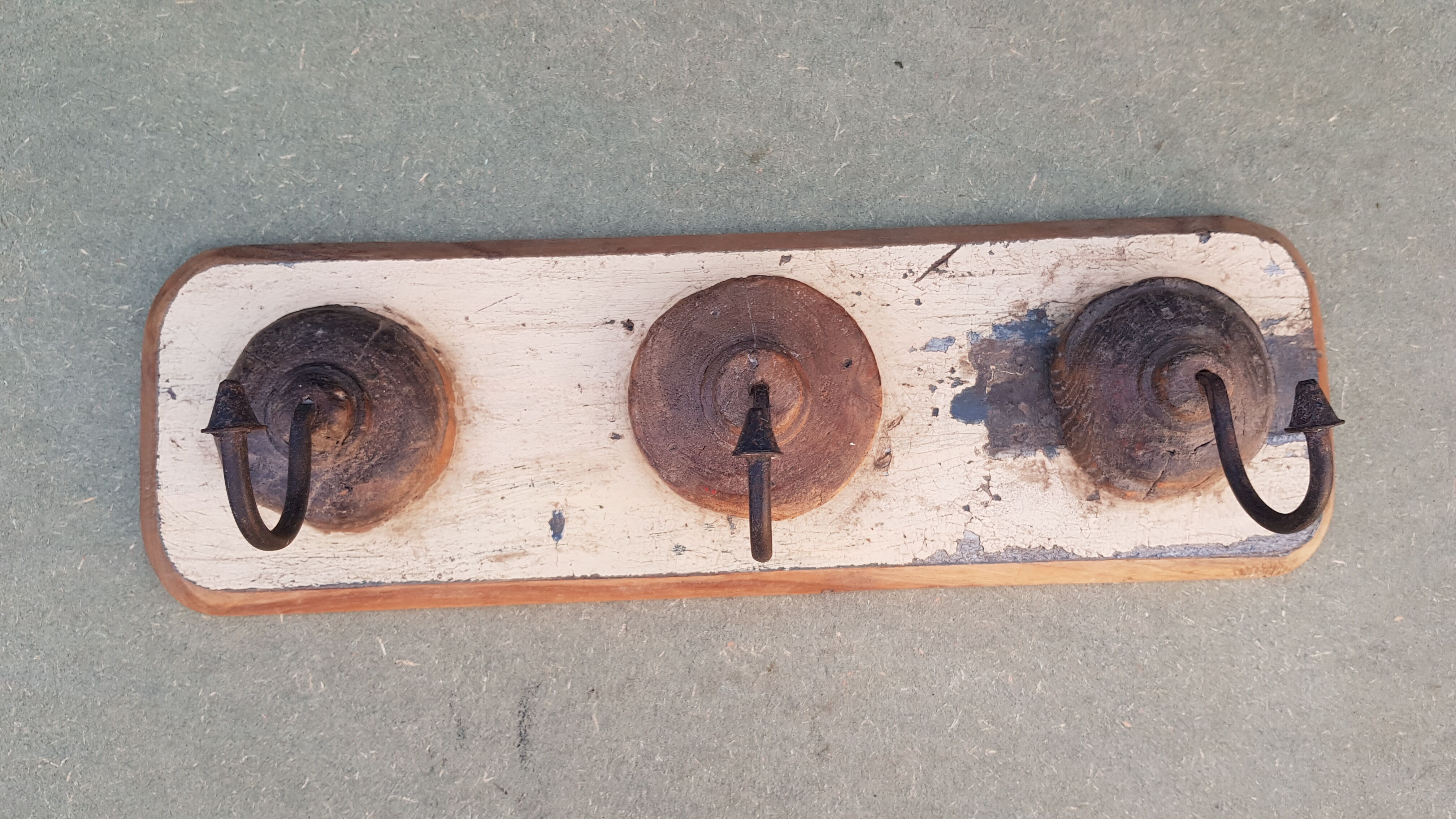 Ecru solid teak coat hook with 3 cast iron hooks