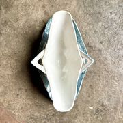 Saucière en terre de fer bleue et blanche