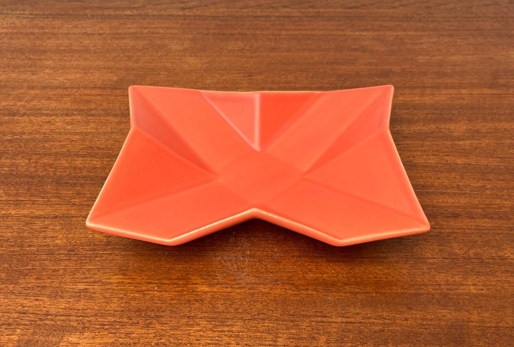 Postmodern minimalist ceramic bowl from the Asa collection, 1980s.