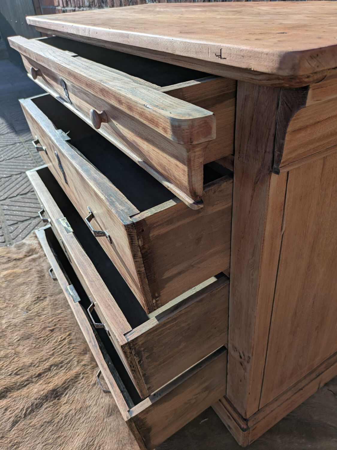 Chest of drawers