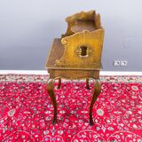 Table de chevet ou table d’appoint en chêne de style rococo, vers les années 1930