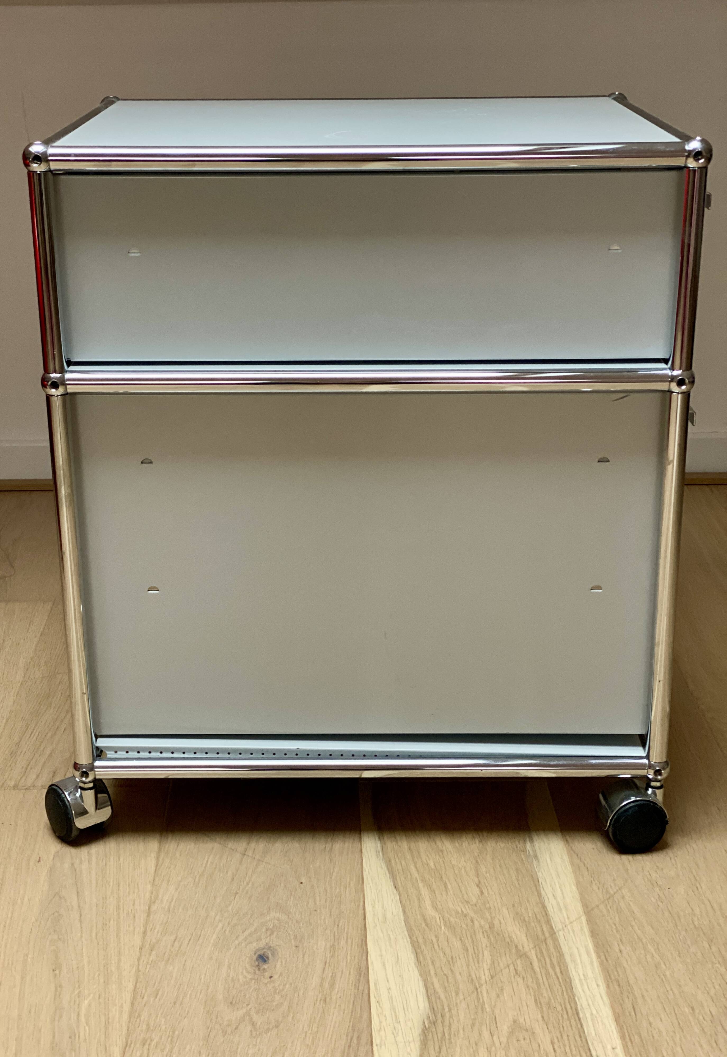 USM box unit on casters