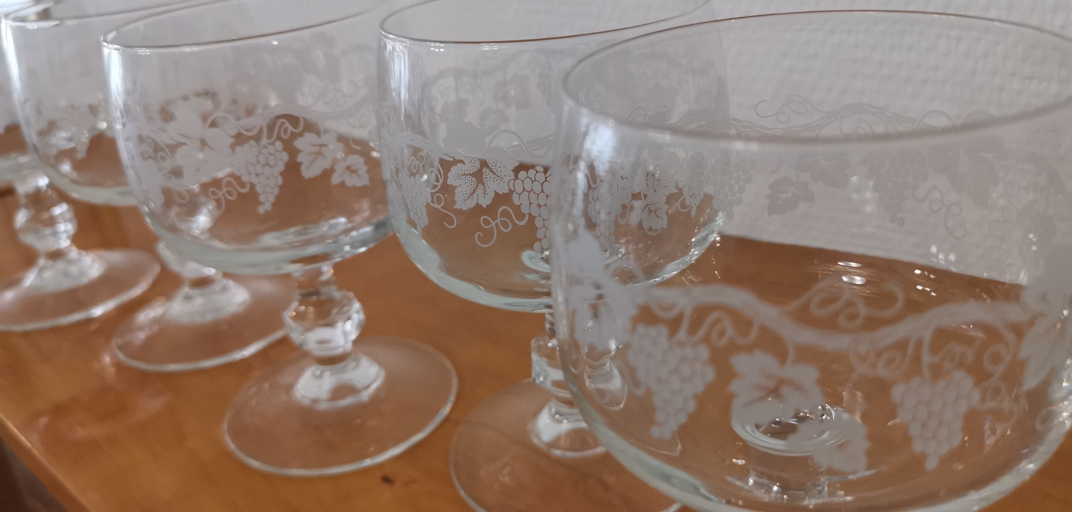 Set of 5 water glasses on feet, grape decoration and Luminarc vine shoot