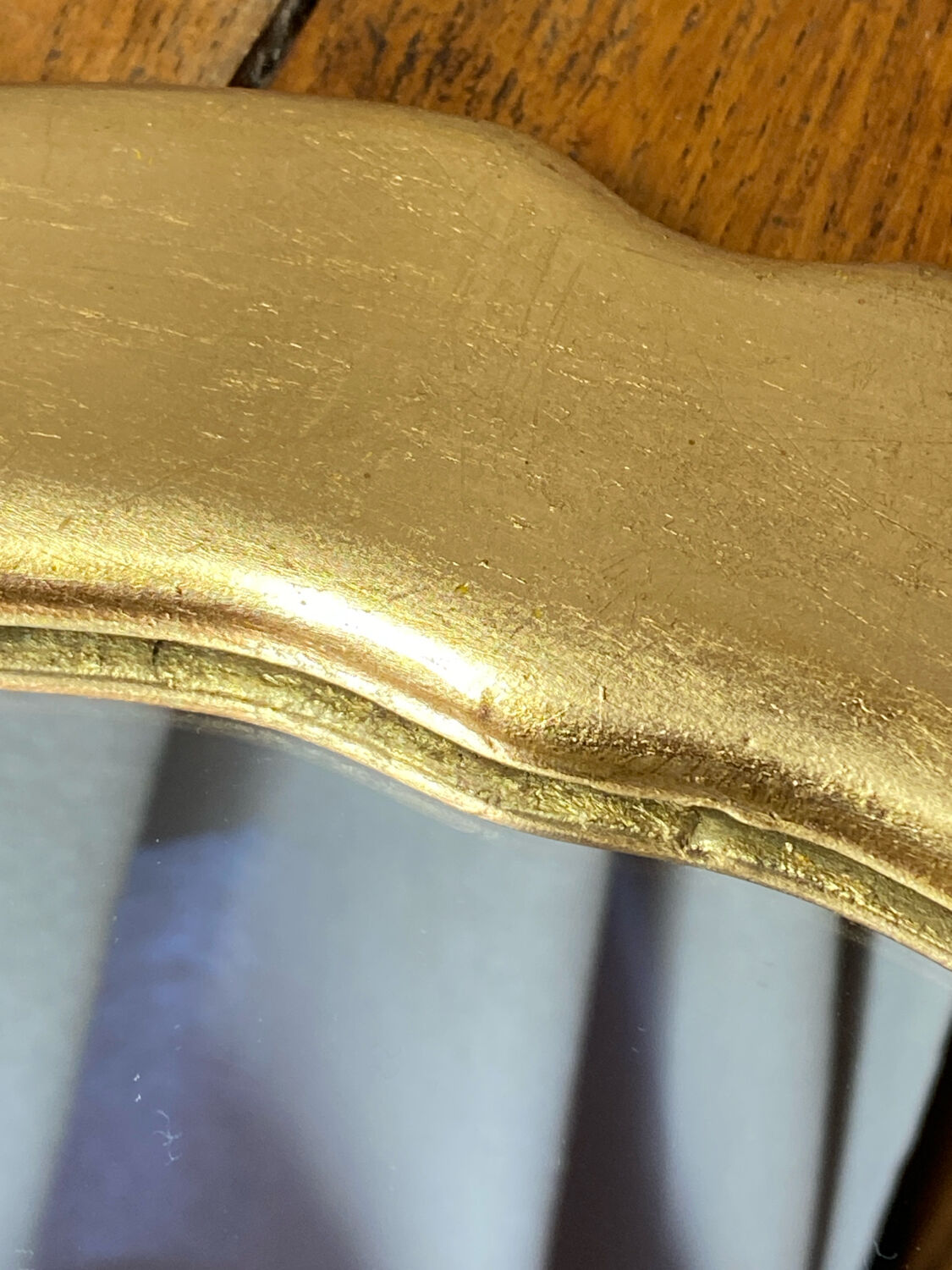 “Lips” mirror in plaster gilded with gold leaf