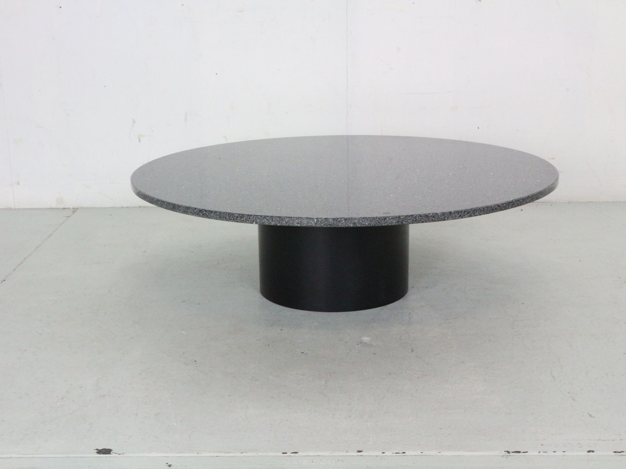 Mid-century  granite stone round coffee table, 1970's italy