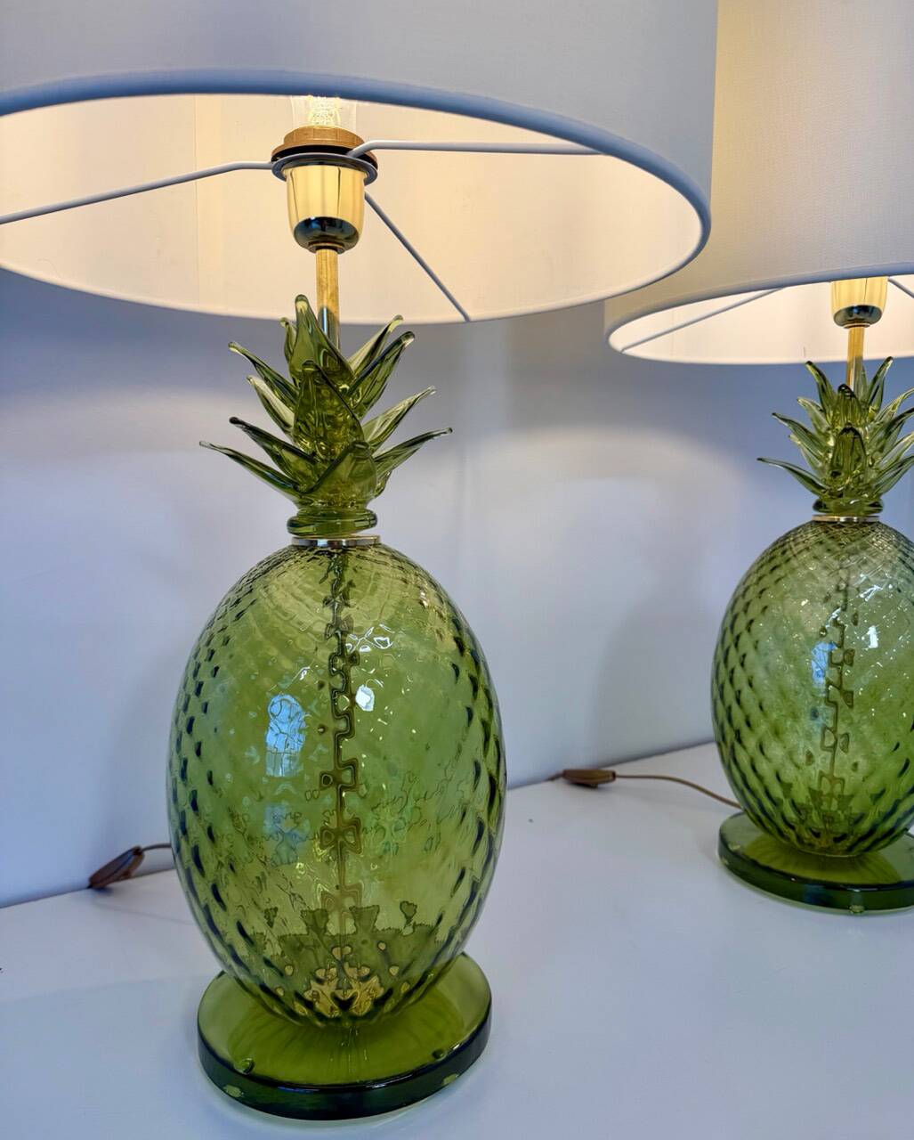 Paire de lampes en verre de Murano en forme d'ananas Art Déco italien avec abat-jours.