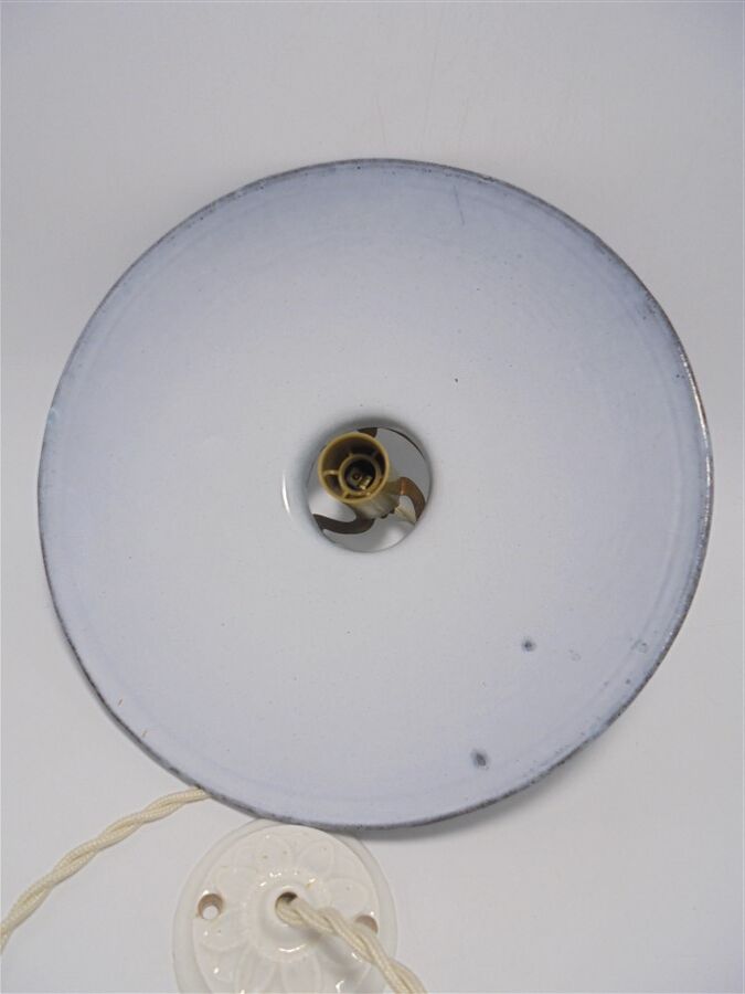 Enamelled sheet metal suspension