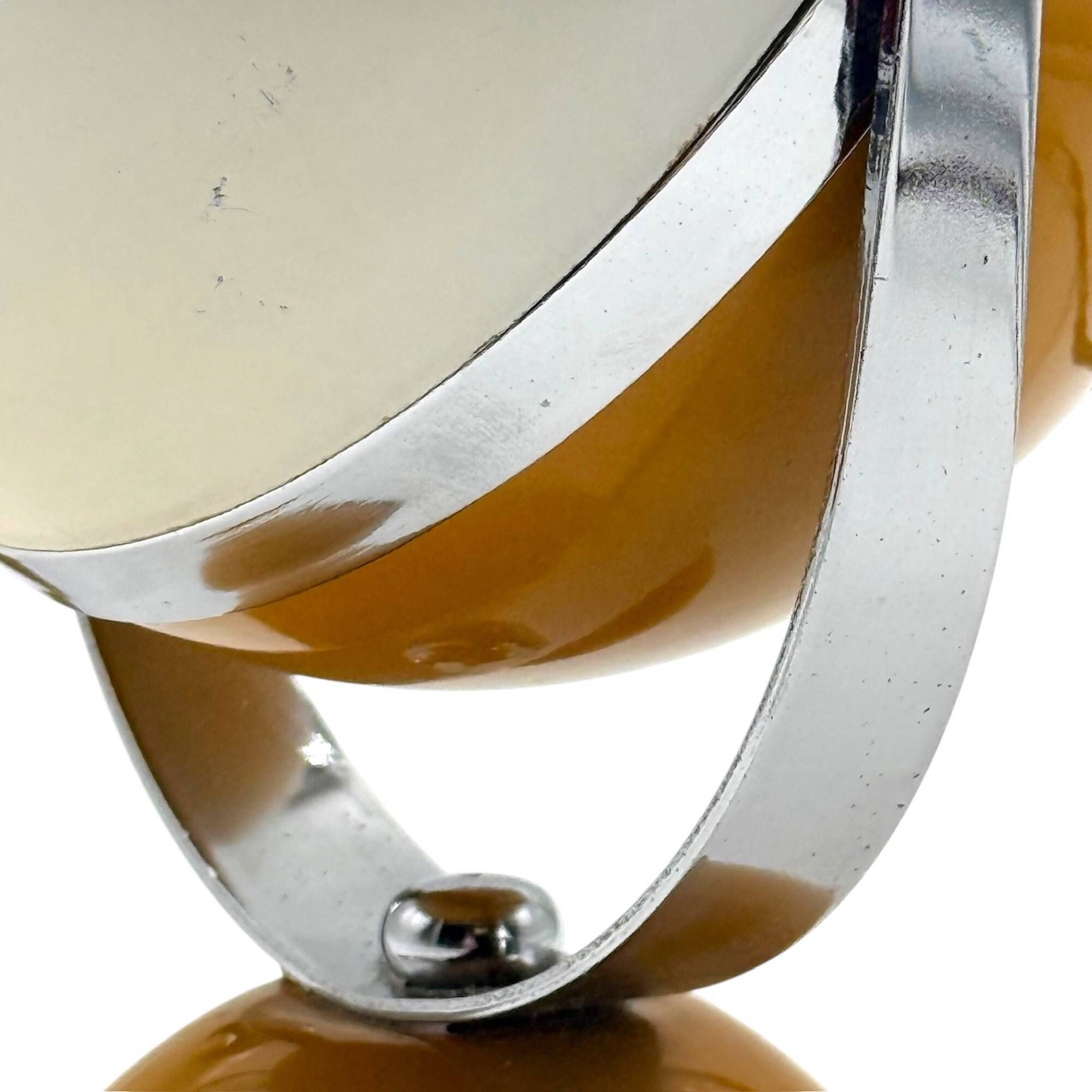 Paire de lampes eyeball Space Age métal blanc moutarde chrome Italie 1960s