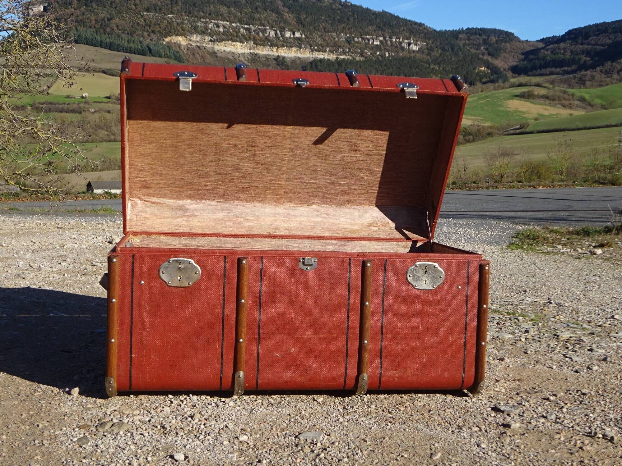 Ancienne malle de voyage cintrée