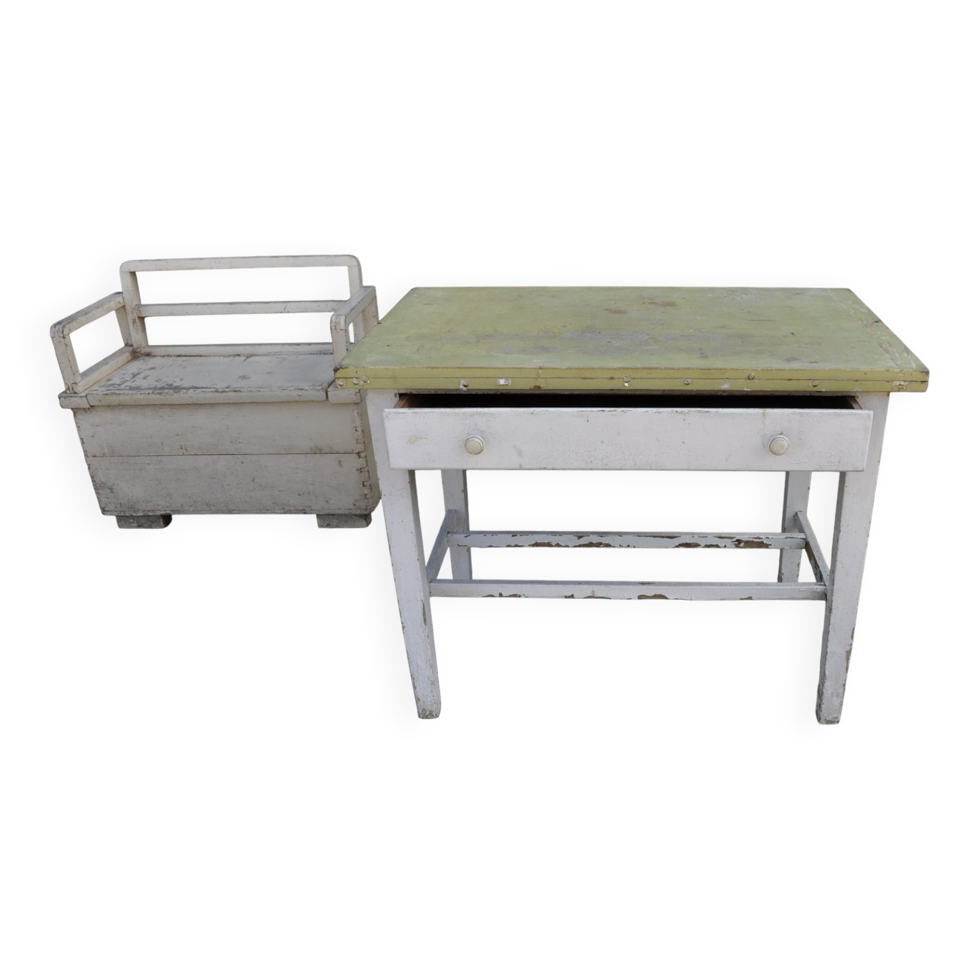 Rustic extendable dining table in white wood with an olive top, 1950s.