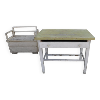 Rustic extendable dining table in white wood with an olive top, 1950s.