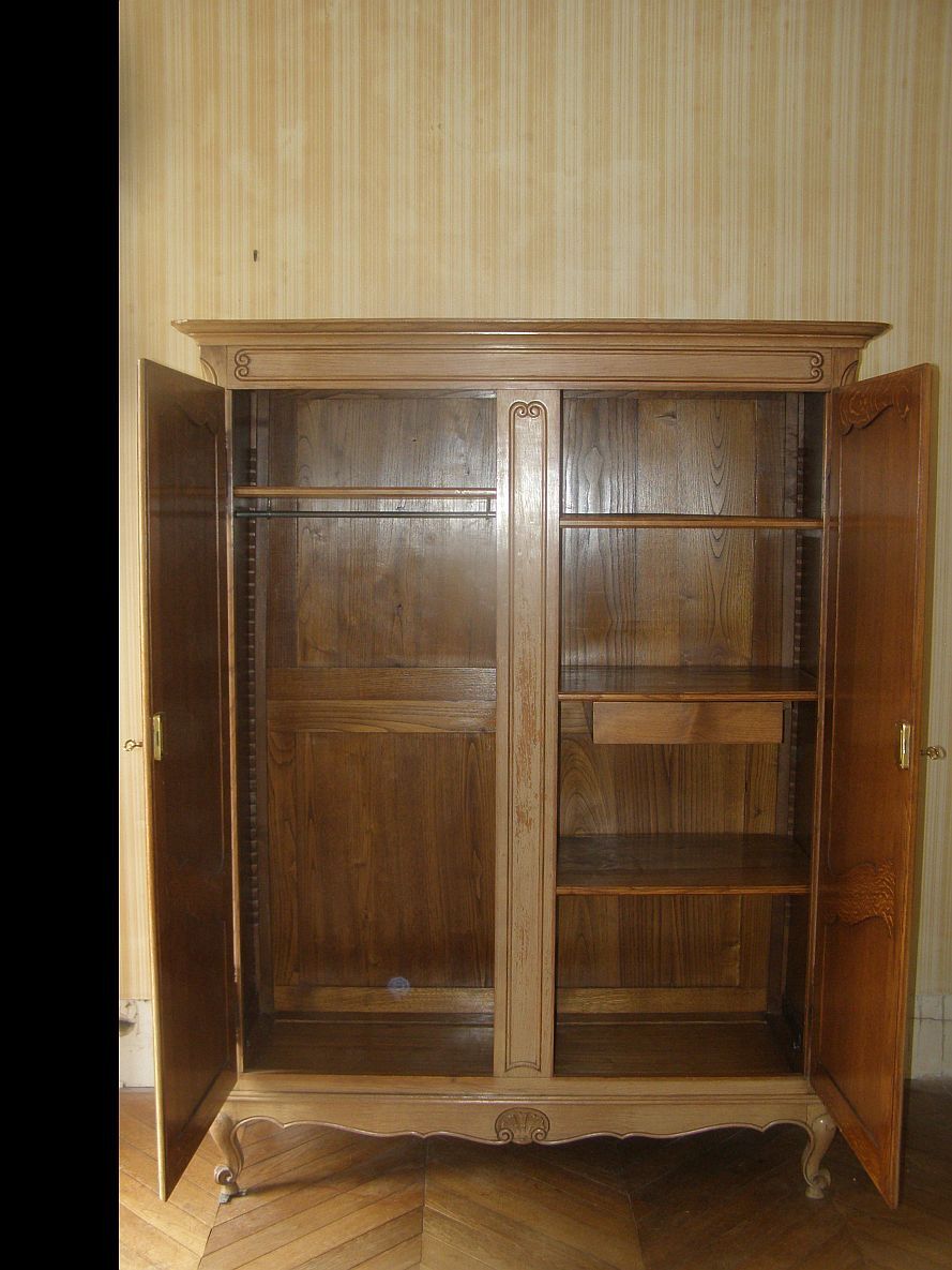 Solid oak cabinet from the 60s 2 doors with locks and keys