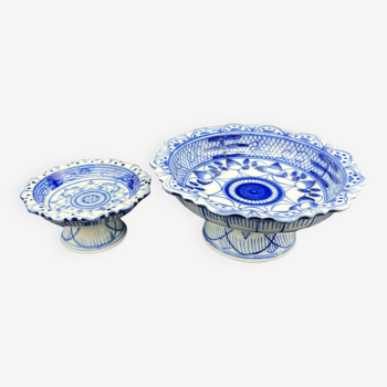 Coupes sur piédouche, paire, porcelaine chinoise émaux bleus, décor floral, médaillon central, Chine