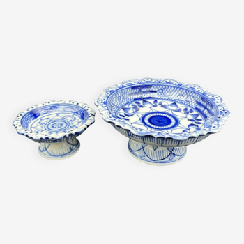 Cups on pedestal, pair, Chinese porcelain with blue enamels, floral decoration, central medallion, China