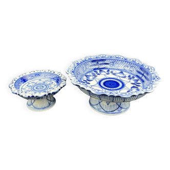 Coupes sur piédouche, paire, porcelaine chinoise émaux bleus, décor floral, médaillon central, Chine