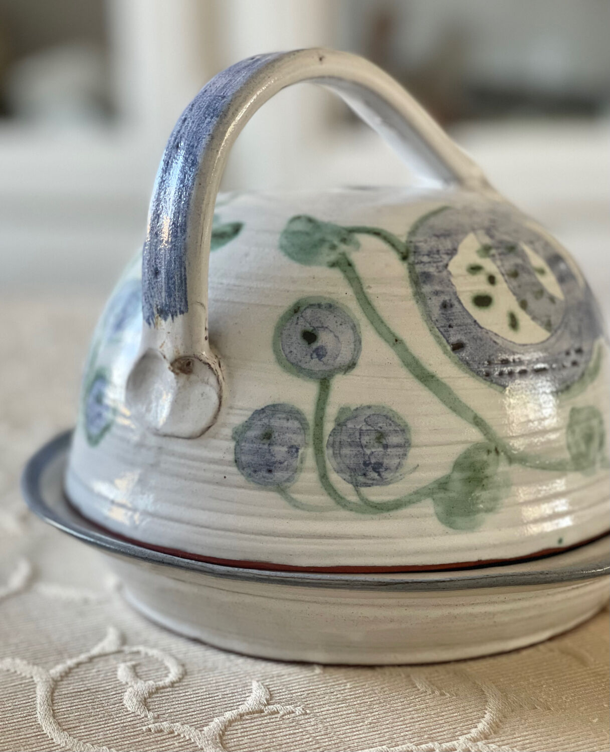 Cheese dome in stoneware.