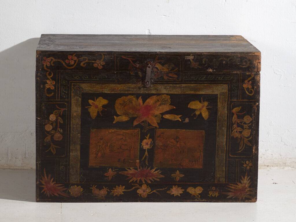 Antique painted wooden chest – Polychrome Chinese dowry chest – circa 1880–1920