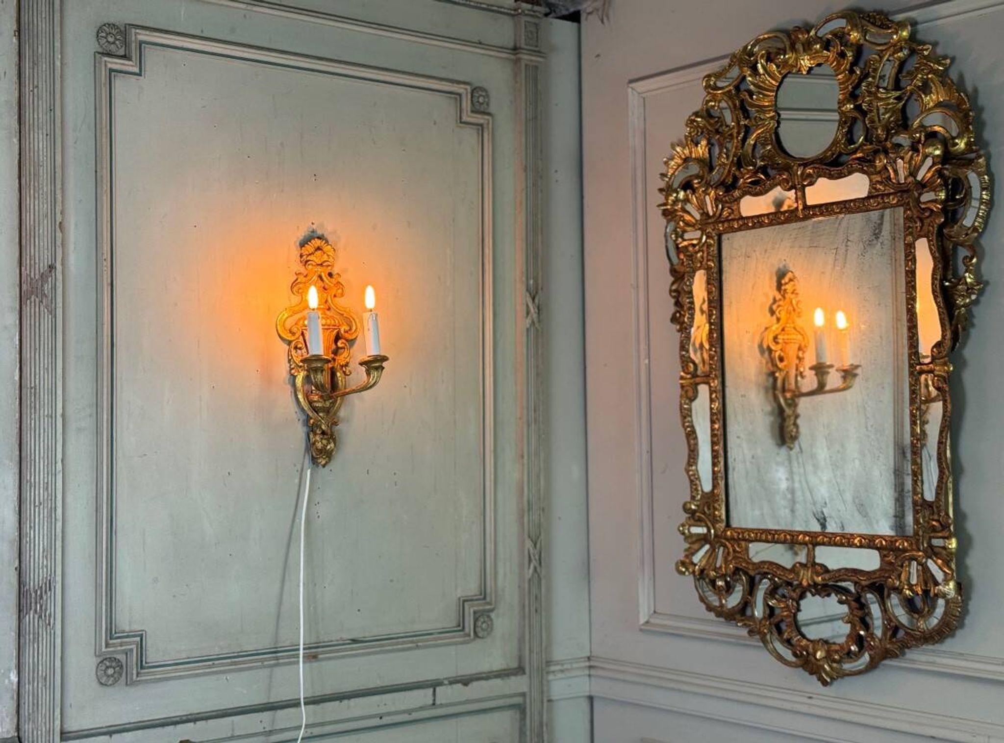 Paire d’appliques en bois doré de style transition, vers 1900