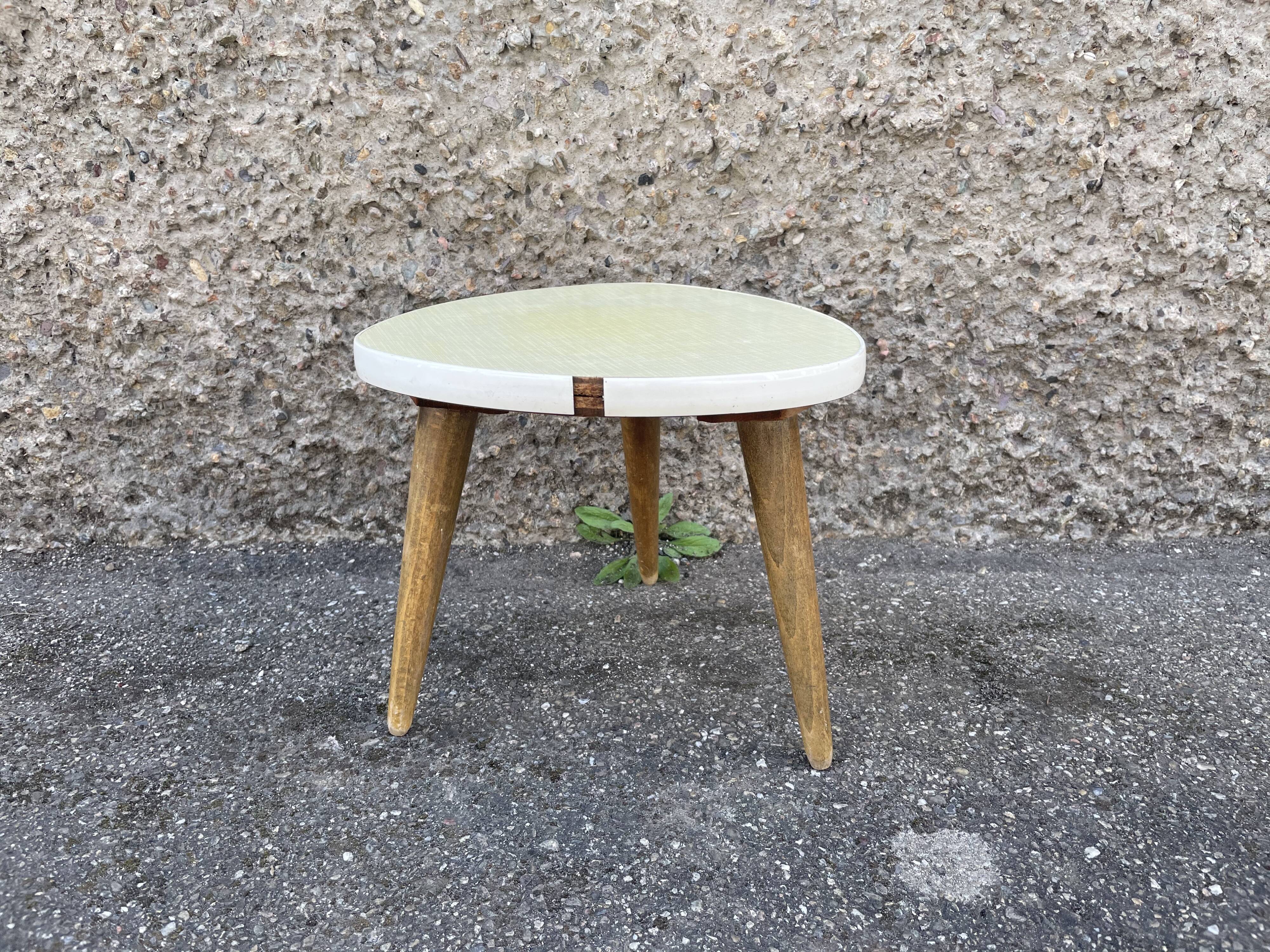 Small triangular paneling small yellow coffee table tripode door midcentury plant 1950 old