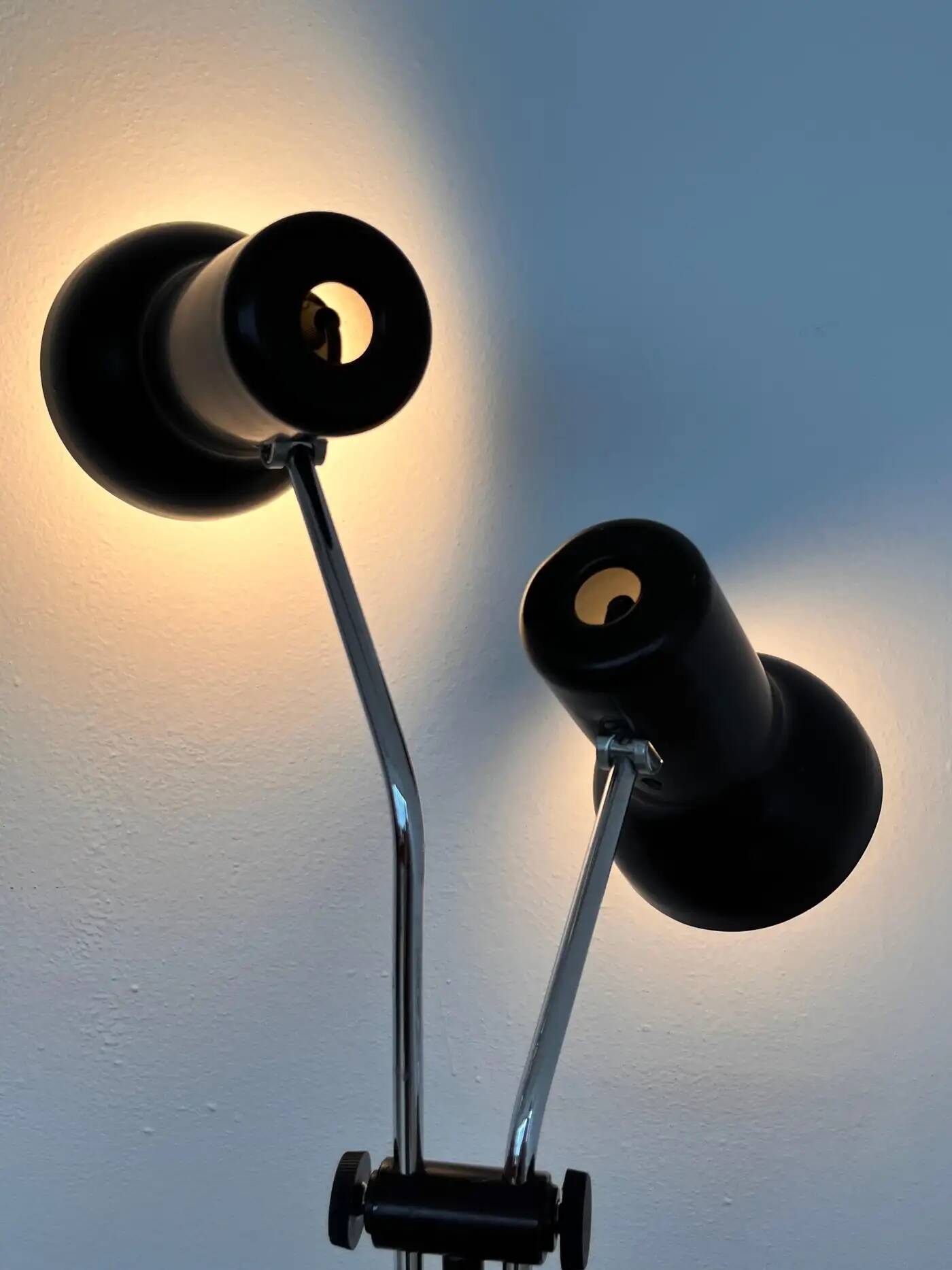 Lampe de sol à design ajustable du milieu du siècle par Napako, années 1970.