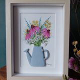 Composition d'un bouquet de fleurs de jardin à l'aquarelle dans un arrosoir en argile fait main