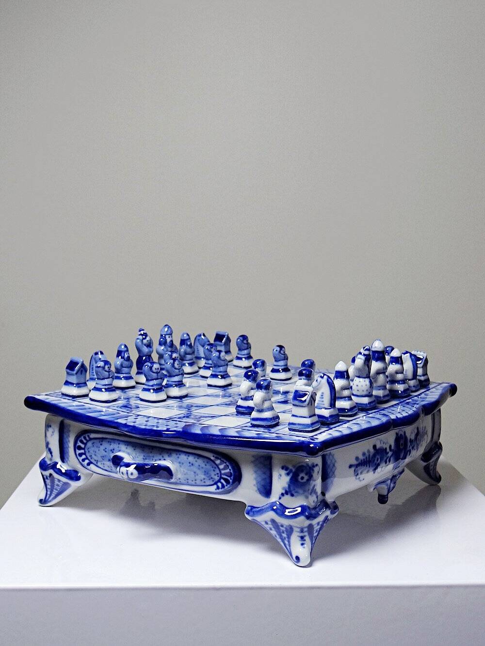 Rare et unique échiquier de voyage en porcelaine de Gzhel signé Yuri Garanin