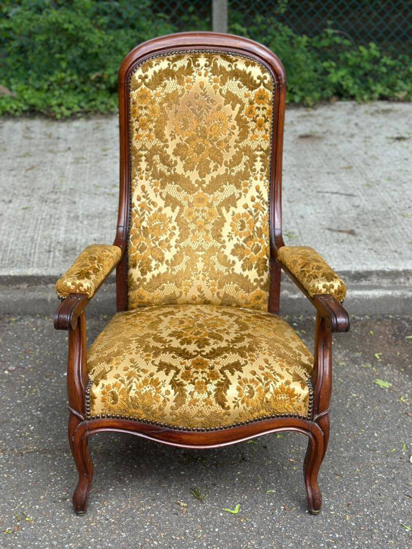 Fauteuil voltaire style Louis XV en bois massif et velours fleuri jaune
