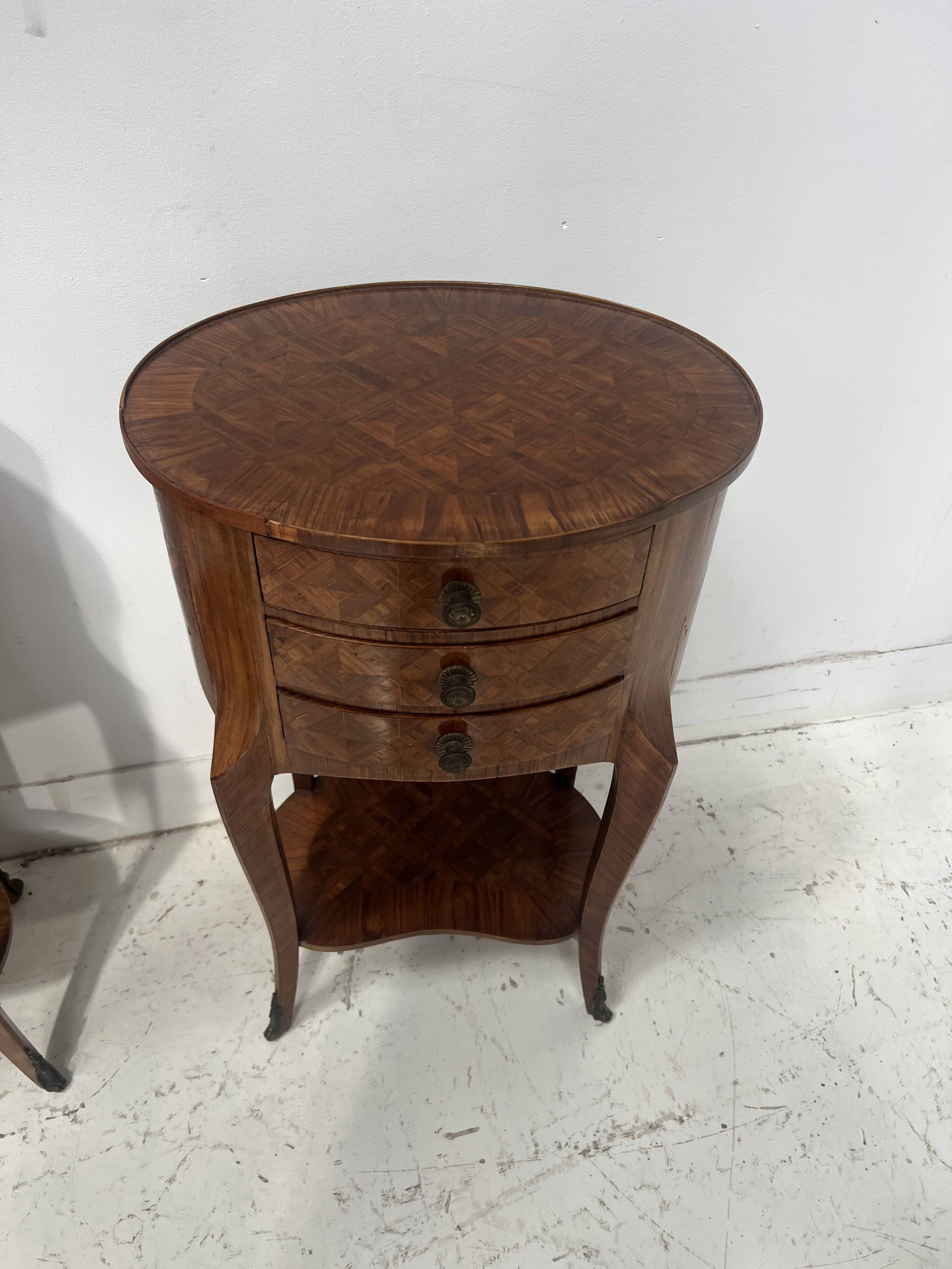Pair of small kidney-shaped commodes in marquetry veneer, 20th century.