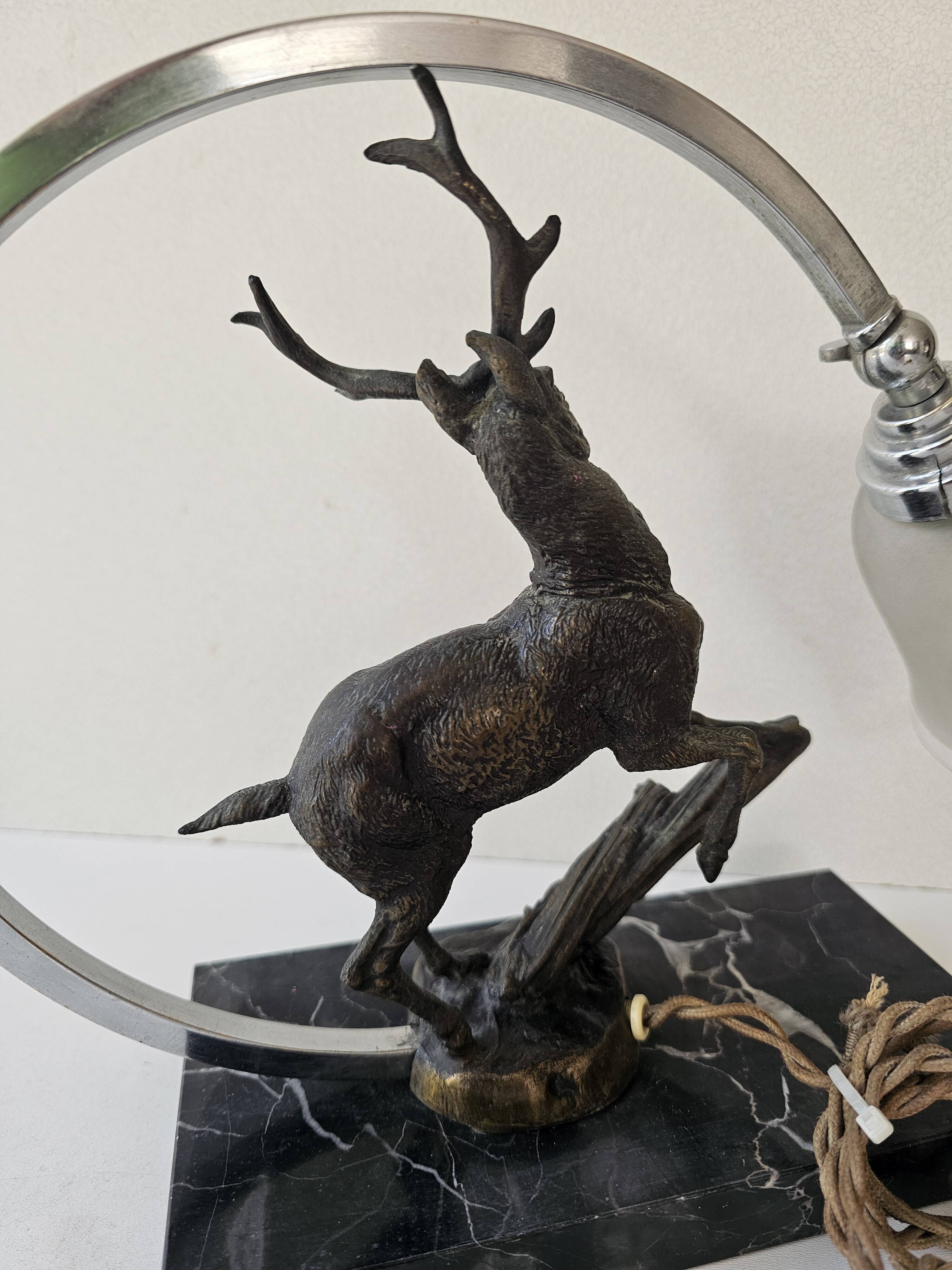 Lampe veilleuse de style Art Déco représentant un cerf sur un socle en marbre