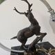 Lampe veilleuse de style Art Déco représentant un cerf sur un socle en marbre