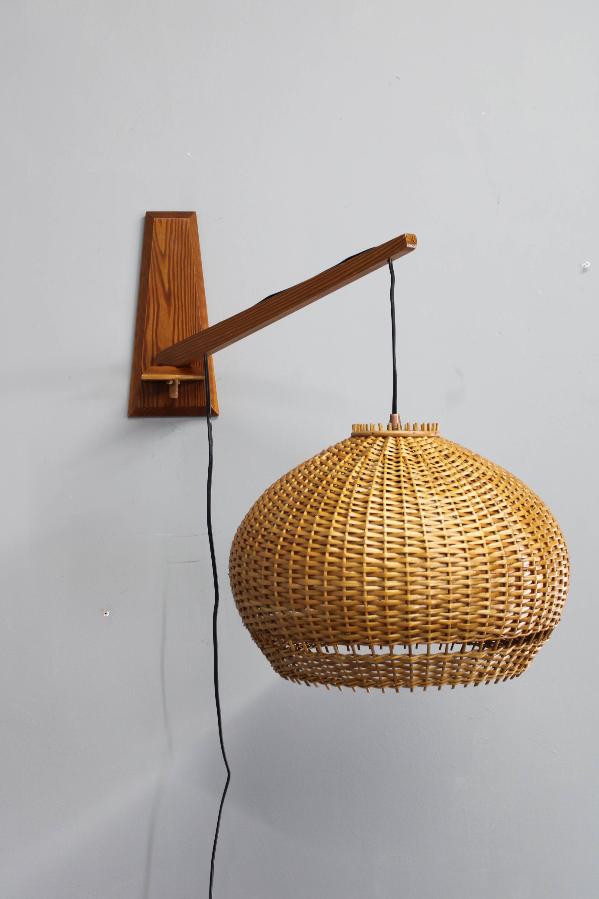 Lampe murale en bois réglable de style mid-century avec abat-jour en rotin, années 1970.