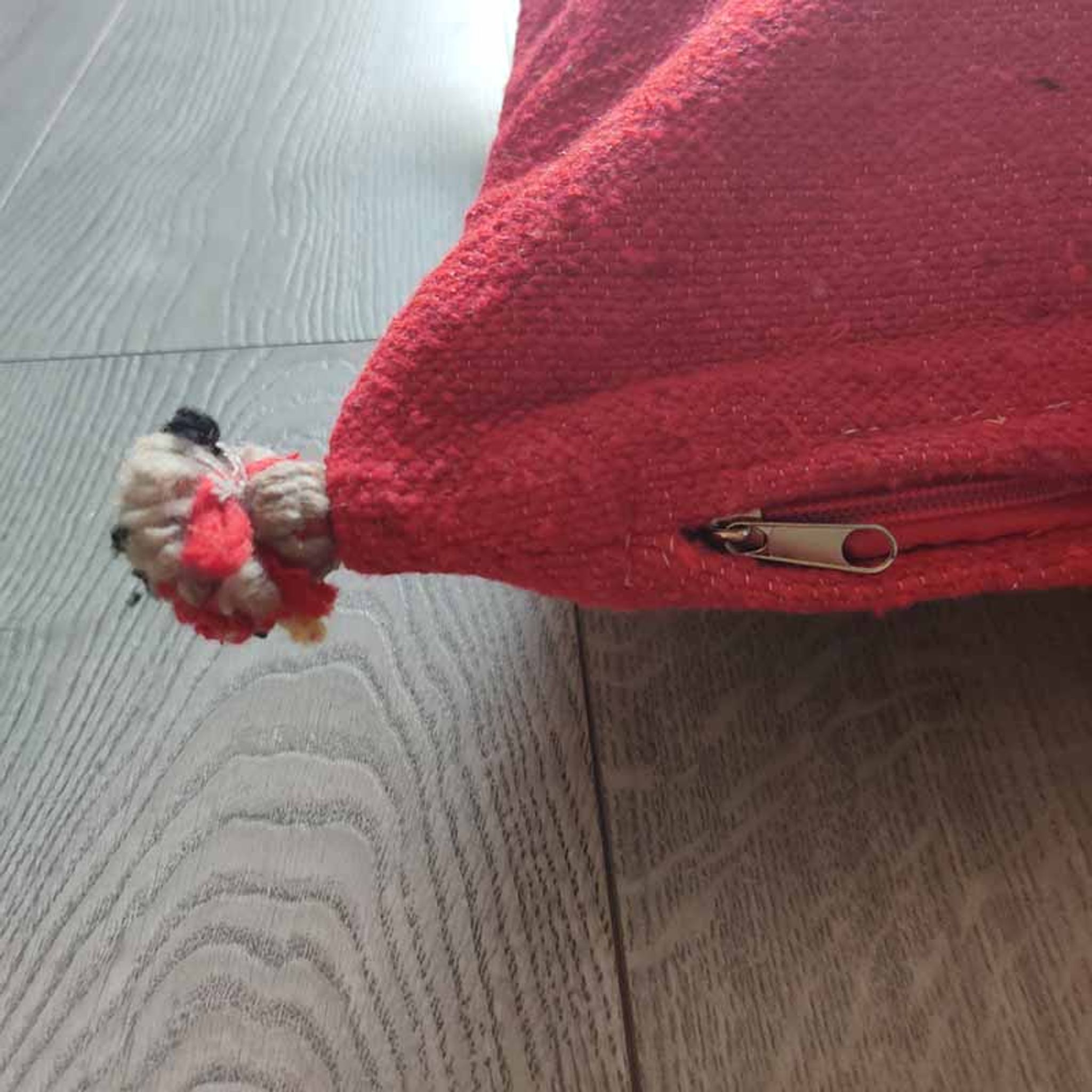 Coussin marocain rouge à pompon en coton