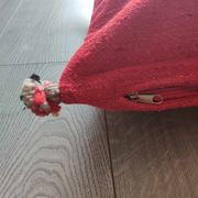 Coussin marocain rouge à pompon en coton