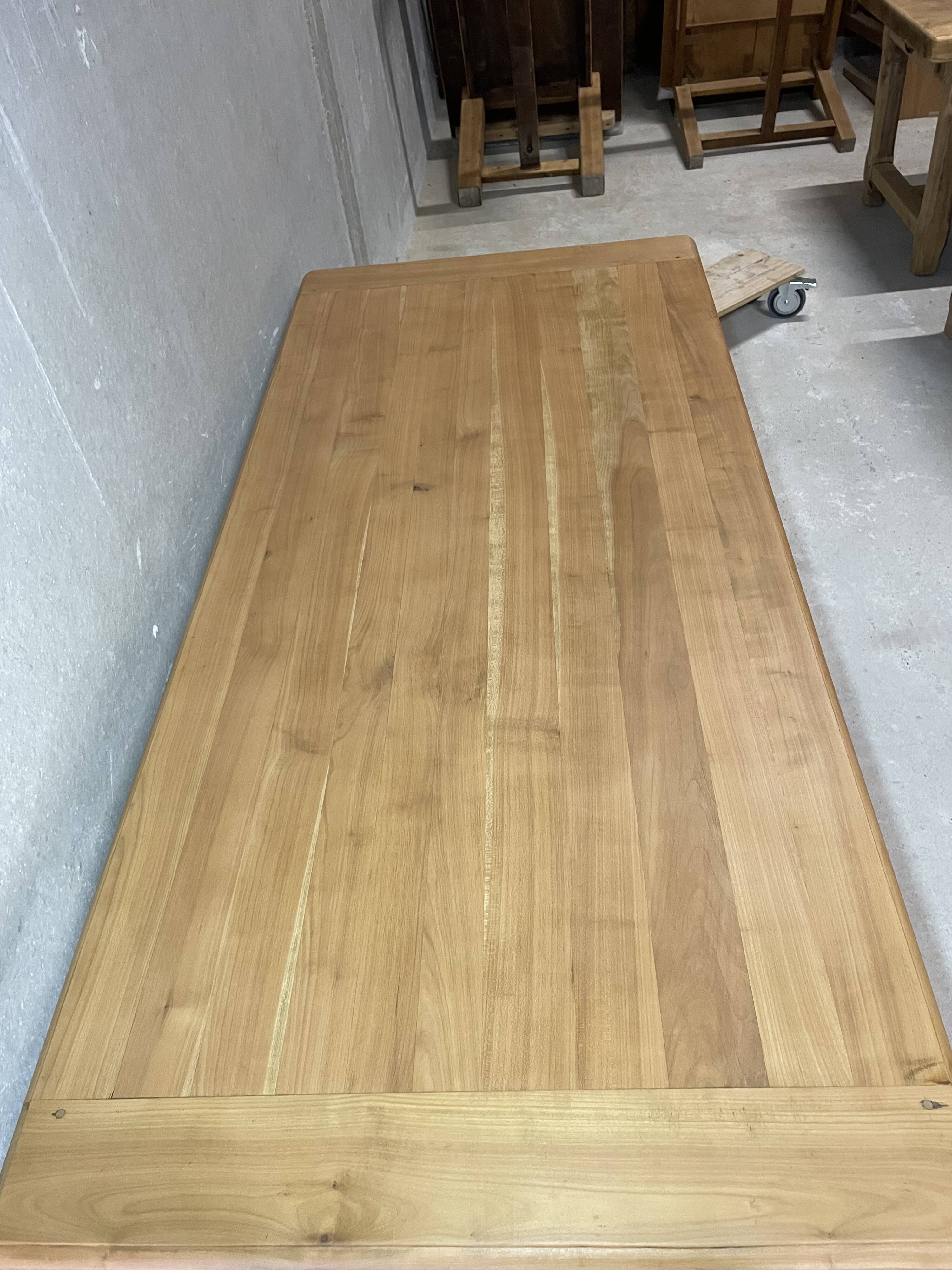 Wooden dining table with curved legs – authentic charm
