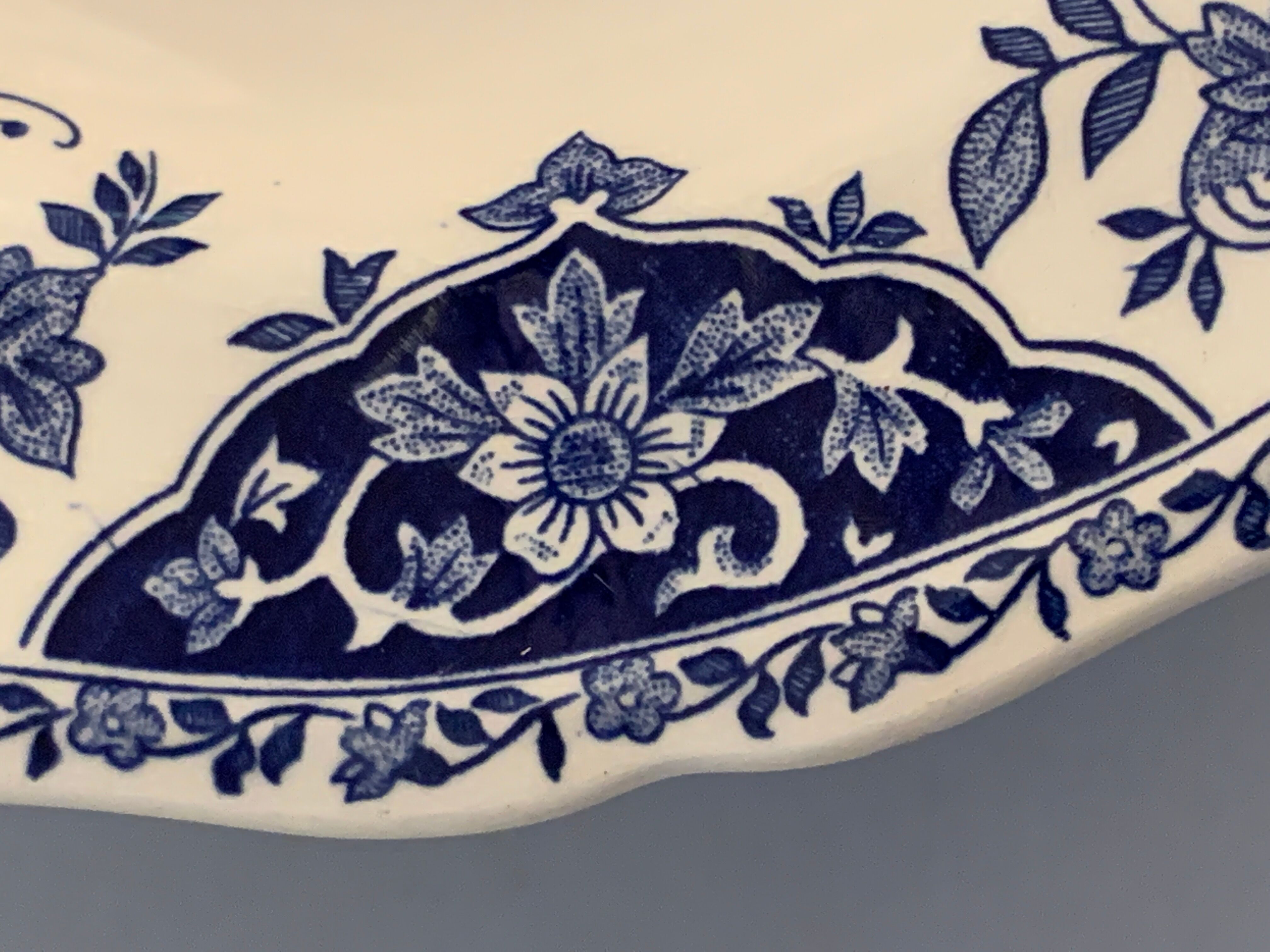 9 assiettes creuses en faïence bleue et blanche de Gien, 1960