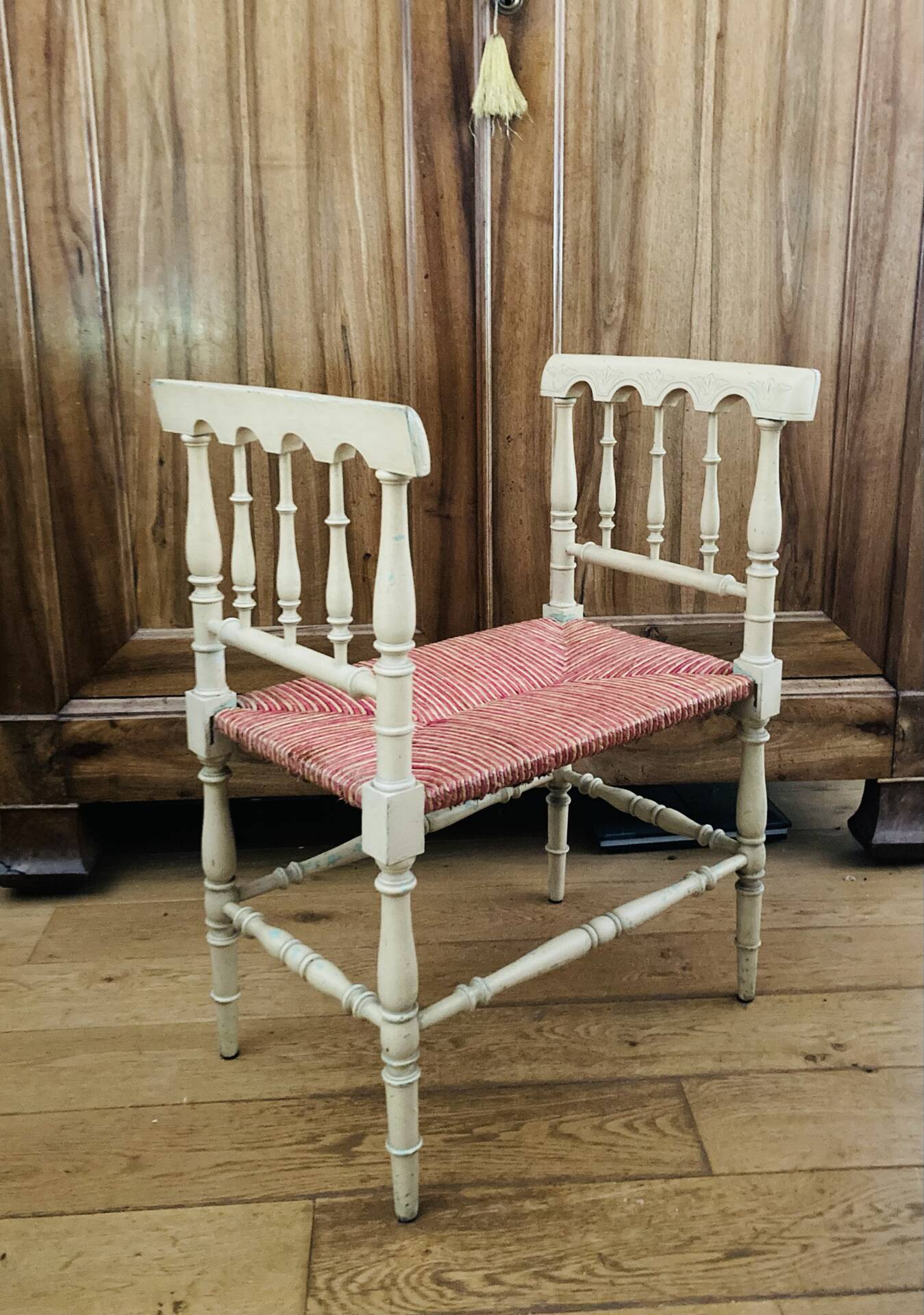 Banquette époque fin XIXe assise en paille colorée structure rechampie