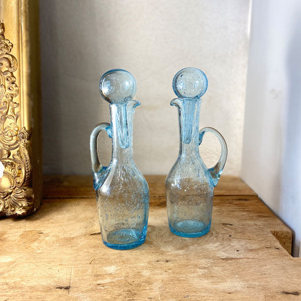 Paire de carafes en verre soufflé bullé bleu
