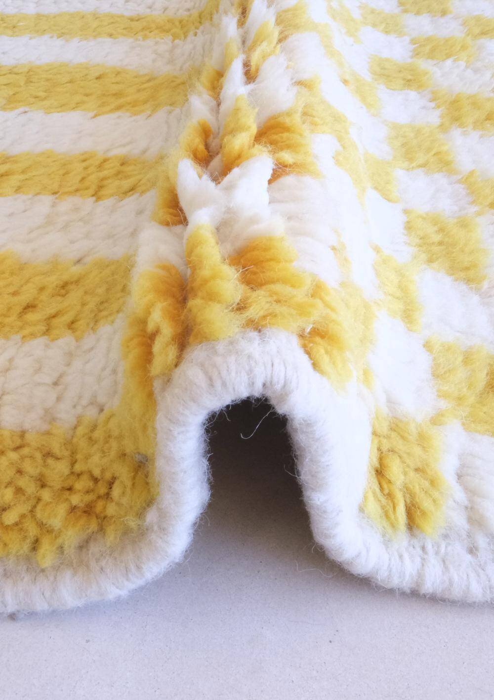 Tapis à rayure jaune et blanc - 206 x 101 cm