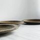 3 assiettes en grès rustique, finition mouchetée marron et beige.