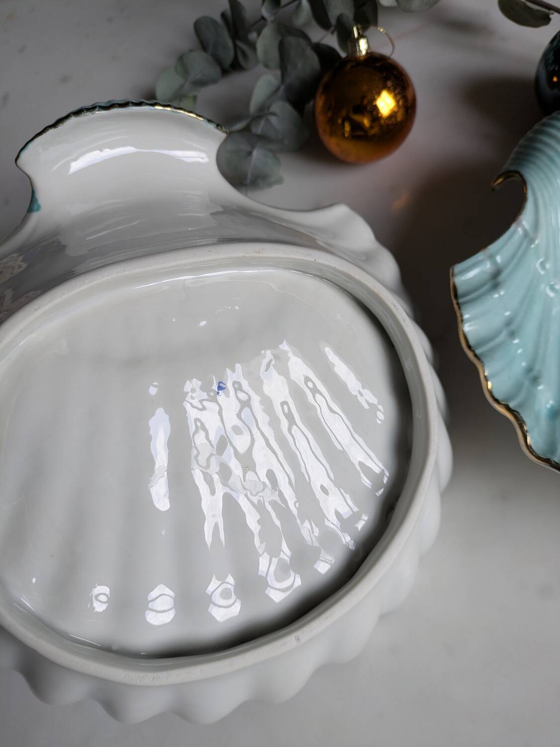Shell-shaped porcelain dishes.