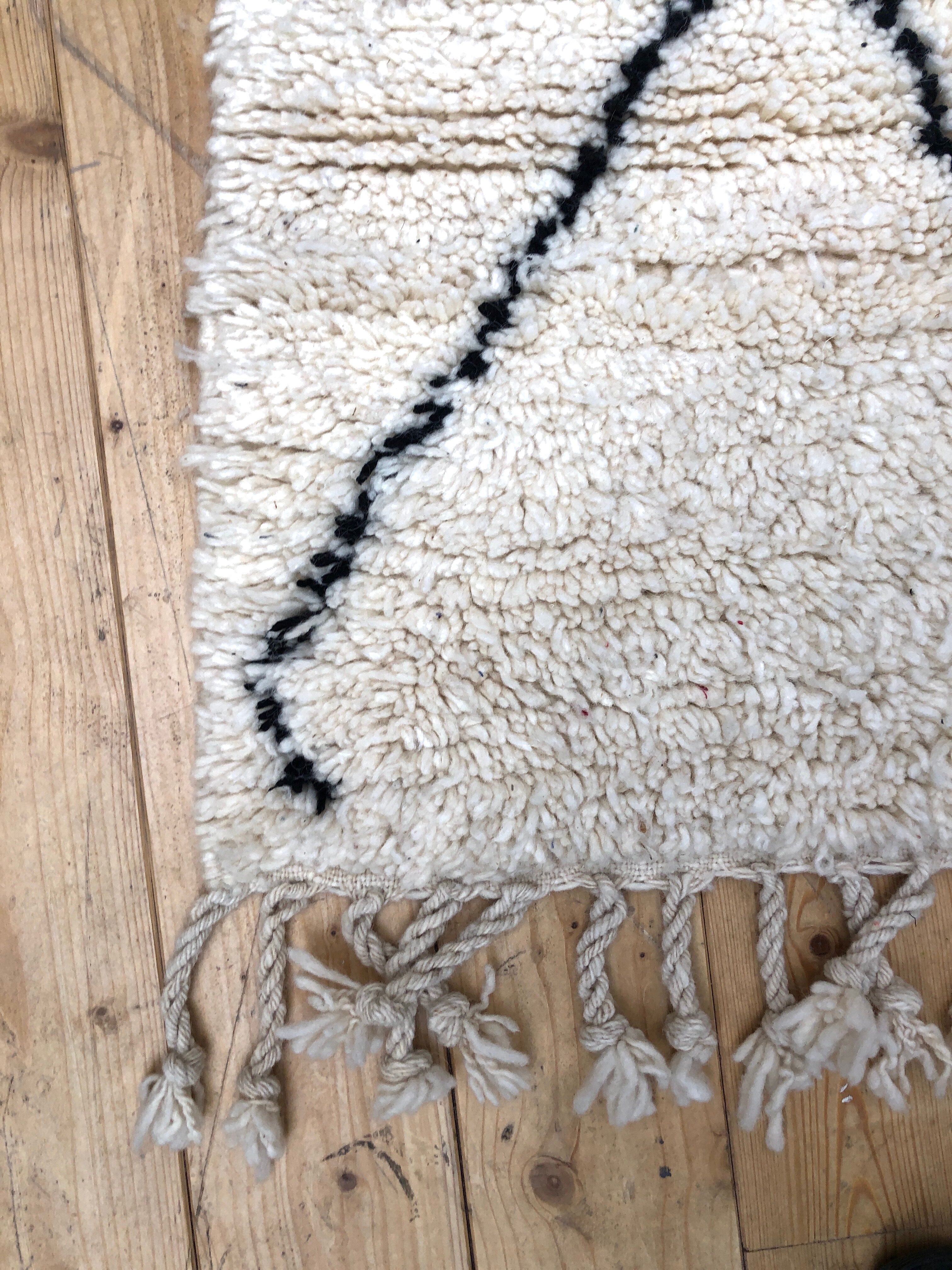 Tapis berbère marocain Beni Ouarain à losanges noirs 1,46x1m